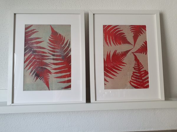 VERKAUFT ! 2er SET Farne in rot. Gelliart. Druck auf der Gelplatte in Acryl
