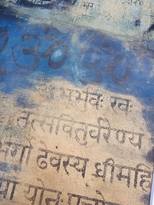 Gayatri Mantra mit 3mal Om. Gelliprint. Druck in Acryl