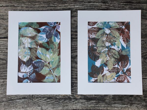 2er SET Monoprint auf der Gelplatte. Handgemacht aus Blättern in blau, braun und beige.
